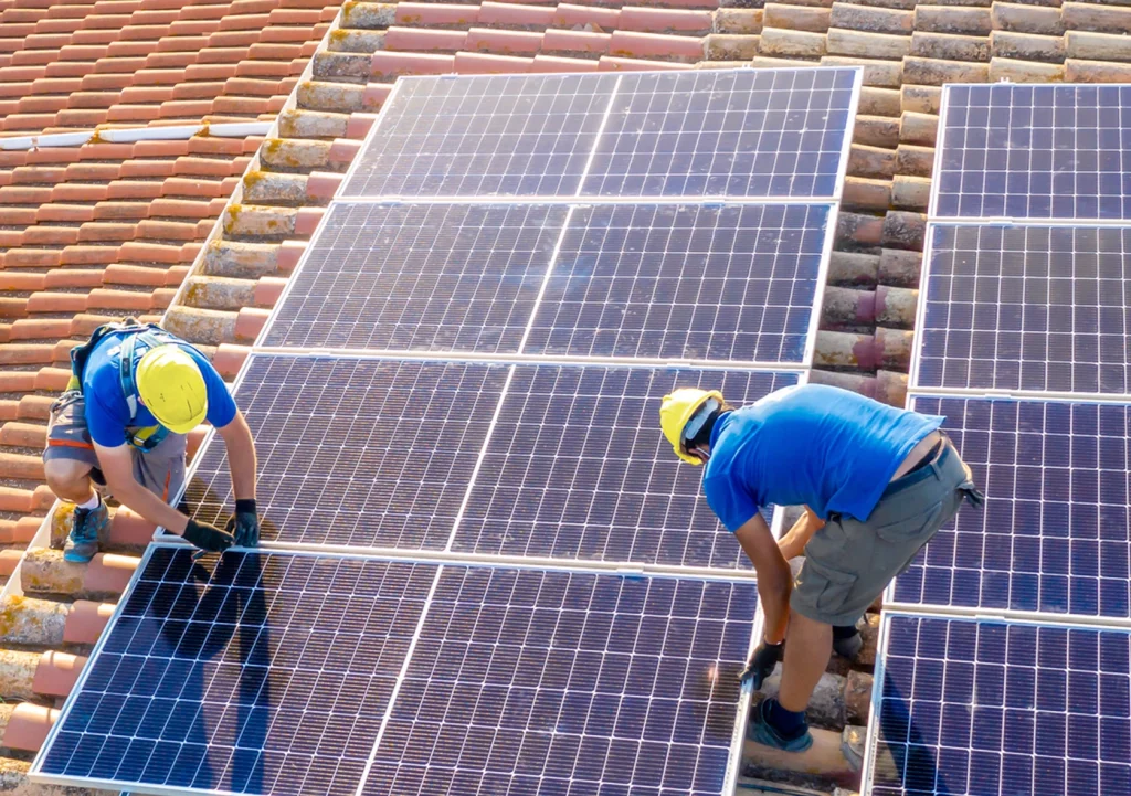 Red Solar Vertriebs GmbH Montage einer geplanten Photovoltaikanlage auf dem Dach eines Kunden